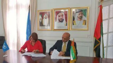 La representante residente del PNUD en Cuba y el embajador de EAU en la isla firman el acuerdo. (ACN)