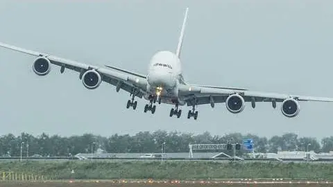 El Emirates A380 aterrizando en Amsterdam.