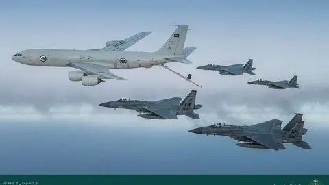 El Ministerio de Defensa saudí publicó esta imagen de los aviones en el Golfo..