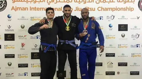 Deportistas hispanos en el podio del Campeonato Internacional de Jiu-Jitsu del emirato de Ajman. (EL CORREO)