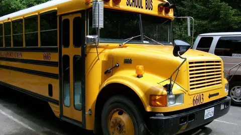 Un vehículo de transporte escolar.