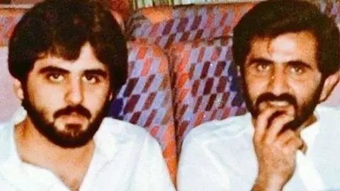 A la izquierda de la imagen el jeque fallecido junto al gobernante de Dubai.