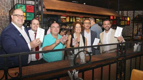 De izquierda a derecha, Ramón Salto, Albert Jové, Mariano Andrés, María José Rodríguez y Antonio Álvarez, en el restaurante Bebemos. (EL CORREO)
