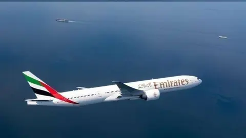 Un Boeing 777 de Emirates Airlines sobre el Mar Arábigo.