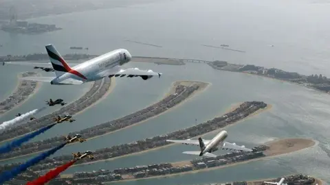 Aerolíneas emiratíes sobrevuelan Dubai.