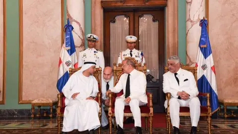 El embajador emiratí junto al presidente de la República Dominicana.
