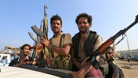 En la imagen de Reuters, rebeldes hutíes en Yemen.