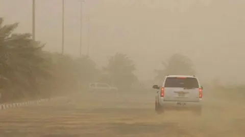 Una tormenta de arena recorre Emiratos Árabes.
