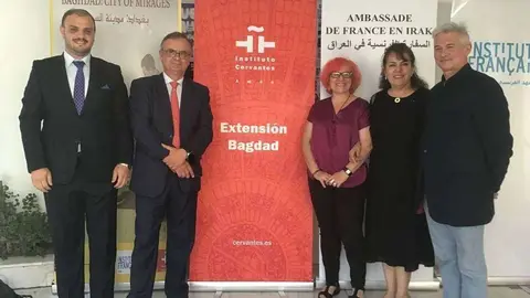 Protagonistas de la inauguración del Aula del Instituto Cervantes en Bagdad. (@embespiraq)
