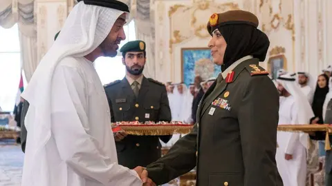Sheikh Mohamed bin Zayed saluda a una de las homenajeadas. (WAM)