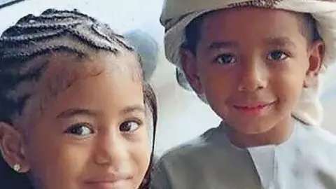 Los menores emiratíes fallecidos.