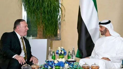 Pompeo junto al príncipe heredero de Abu Dhabi. (WAM)