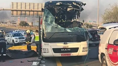 La Policía de Dubai difundió esta imagen del autobús accidentado.