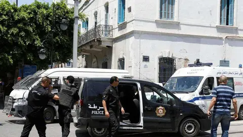 En la imagen de Reuters, agentes en uno de los lugares de Túnez atacados.