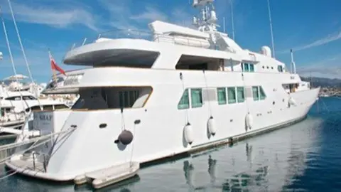 El 'Shaf London' en el muelle de honor de Puerto Banús. (CRÓNICA)