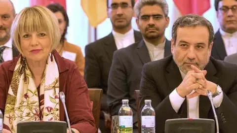 Abbas Araghchi (der), alto funcionario de la Cancillería iraní, y Helga Schmid, número dos de la diplomacia de la Unión Europea. (AFP)