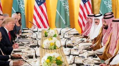 donald Trump frente al príncipe heredero de Arabia Saudita durante la Cumbre del G20 en Japón.