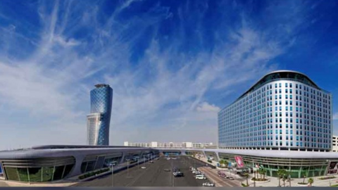 Una imagen de los hoteles Aloft y Capital Gate en Abu Dhabi.