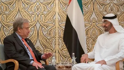 El secretario general de la ONU junto al jeque Mohammed bin Zayed en Abu Dhabi.
