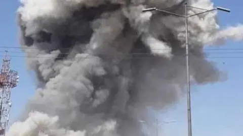 Una imagen de la columna de humo en Kabul.