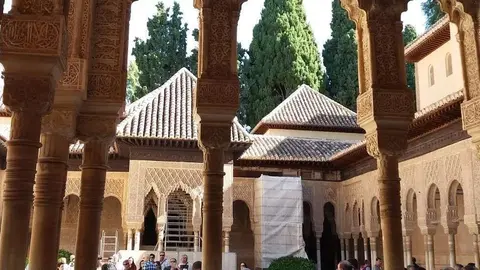 Turistas visitan la Alhambra de Granada. (EL CORREO)