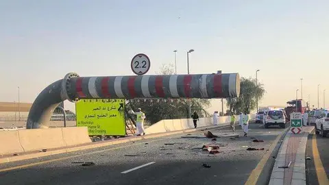 La señal de altura máxima en Dubai golpeada por el autobús.