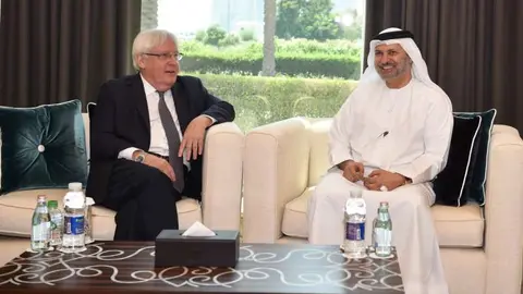 Martin Griffiths y Anwar Gargash. (WAM)