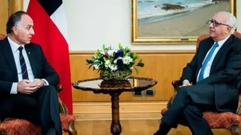 En la imagen a la derecha Álvaro Saieh.