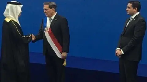 El embajador de EAU en Panamá saluda al nuevo presidente Laurentino Cortizo.