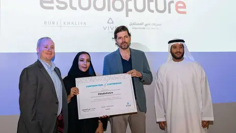 Joaquín Ruipérez -segundo por la derecha-, en el momento de recoger el segundo premio otorgado por Emaar a Estudiofuture. (Cedida)