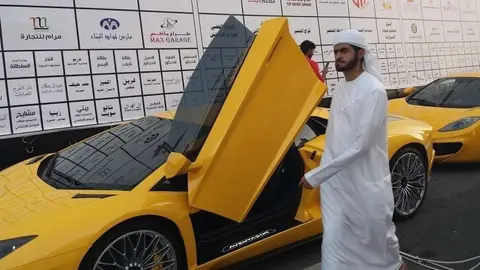 Un emiratí ante un ferrari en Ras Al Khaimah. (EL CORREO)