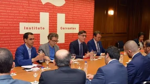 La delegación de Emiratos Árabes durante su reunión con funcionarios del Instituto Cervantes en Madrid.