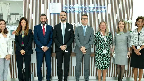 Antonio Álvarez, Erik Rovina y Julieta Casanova junto Julio Gómez Seco y María del Águila, entre otros profesionales, durante su visita al hospital King's College London en Dubai. (Cedida)