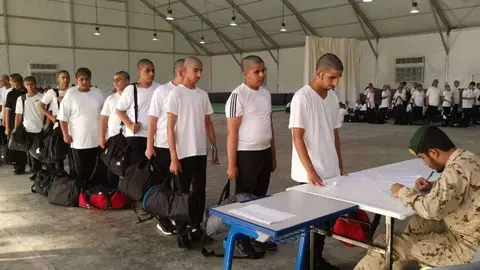 Jóvenes se inscriben en el curso de verano del Servicio Nacional. (WAM)