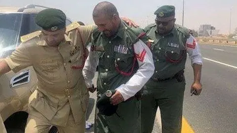 Oficiales de policía ayudan a cambiar una rueda en Dubai.