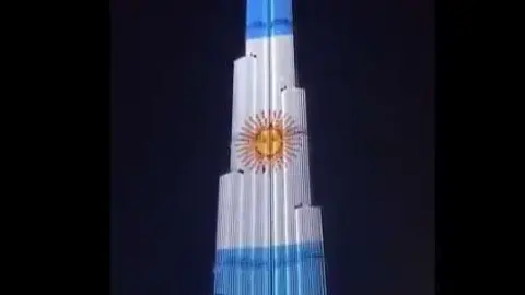 El Burj Khalifa con la bandera de Argentina. (EL CORREO)