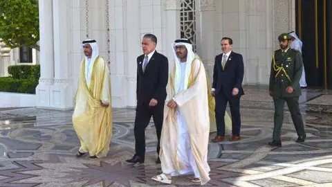 En el centro de la imagen el embajador de la República Dominicana en Abu Dhabi.