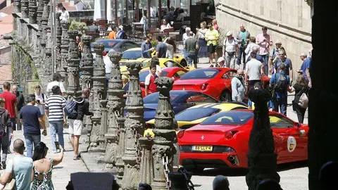 En la imagen de elcorreogallego.es, los deportivos aparcados en la Plaza del Obradoiro.