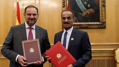 Ministros de España (izq) y EAU durante la firma del menorando.