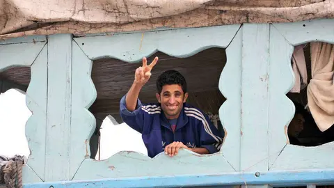 Un marinero saluda desde un dhow en el Dubai Creek. (EL CORREO)