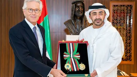 Patrizio Fondi, embajador de la Unión Europea en Abu Dhabi -izquierda-, recibe la Orden de Independencia de Primera Clase de mano de manos del jeque Abdullah bin Zayed Al Nahyan, ministro de Asuntos Exteriores y Cooperación Internacional de Emiratos Árabe