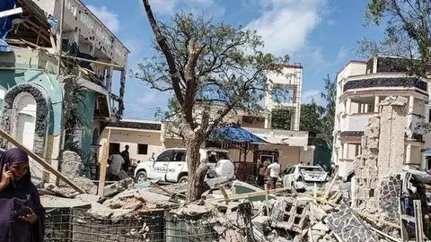 Daños causados en un hotel tras el atentado en Kismayo.