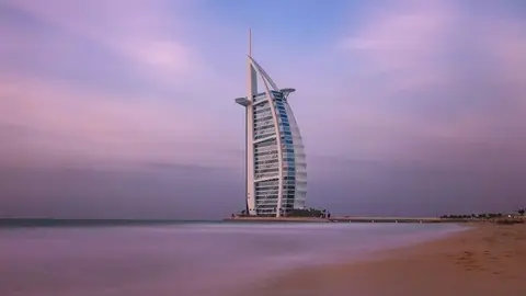 Una imagen del hotel Burj Al Arab en la costa de Dubai.