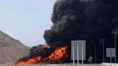 Las autoridades difundieron una imagen del vehículo envuelto en llamas.