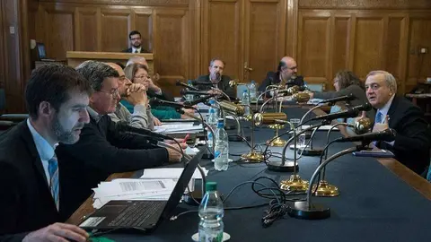 El embajador Nelson Chabén -derecha-, durante su comparecencia ante la Comisión de Asuntos Internacionales del Senado de Uruguay. (@nychaben)