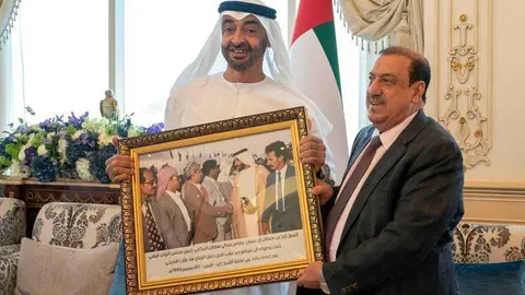 El príncipe heredero de Abu Dhabi recibe como regalo del presidente del Parlamento de Yemen una foto enmarcada del jeque Zayed en una visita a Marib. (WAM)