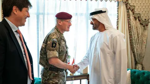 El príncipe heredero de Abu Dhabi saluda al teniente general Sir John Lorimer, asesor principal de Defensa del Reino Unido para Oriente Medio. (WAM)