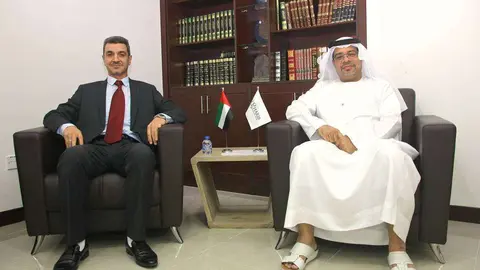 Mukhtar Al Gharib y Ahmad Al Rajjoub, en el bufete de abogados en Dubai. / Mukhtar Al Gharib and Ahmad Al Rajjoub, at the headquarters of the law firm in the Deira area of Dubai. / مختار غريب وأحمد الرجوب في مقر مكتب المحاماة، ديرة، دبي. (EL CORREO)