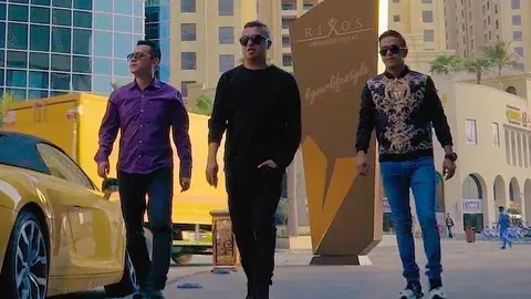 Los integrantes de Neiband Show pasean por Jumeirah Beach Residence en Dubai. (EL CORREO)