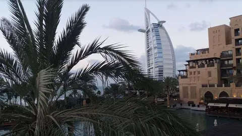 Una imagen del Burj Al Arab desde Madinat Jumeirah en Dubai. (EL CORREO)